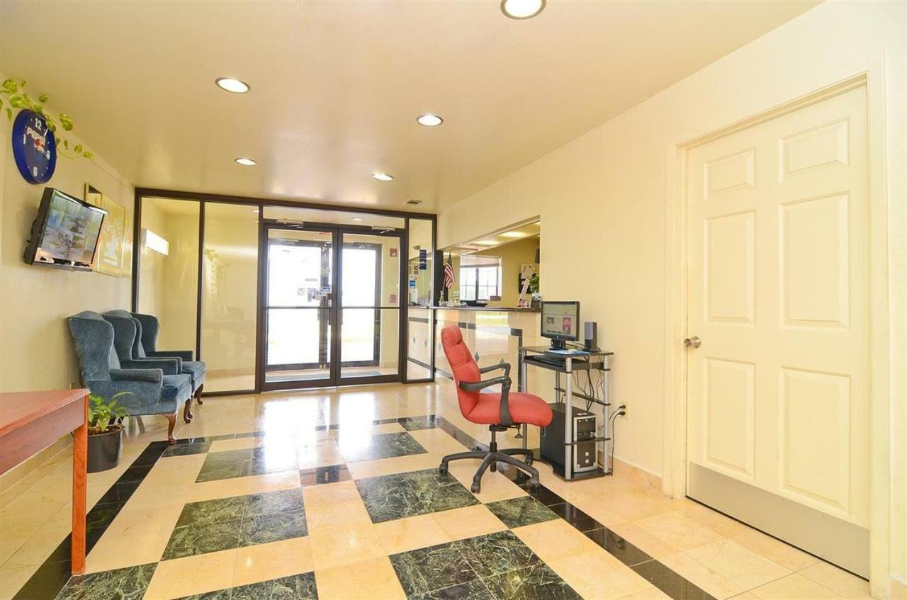 Pine Point Inn & Suites Smithville 外观 照片
