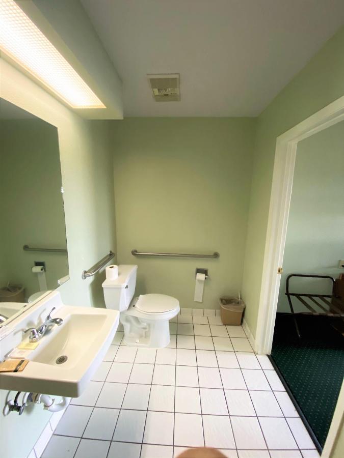 Pine Point Inn & Suites Smithville 外观 照片